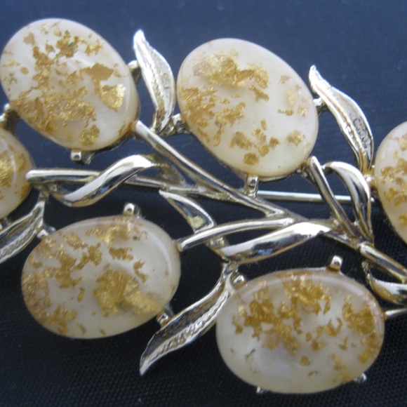 Vintage Lucite Gold Leaf Brooch - Picture 3 of 4